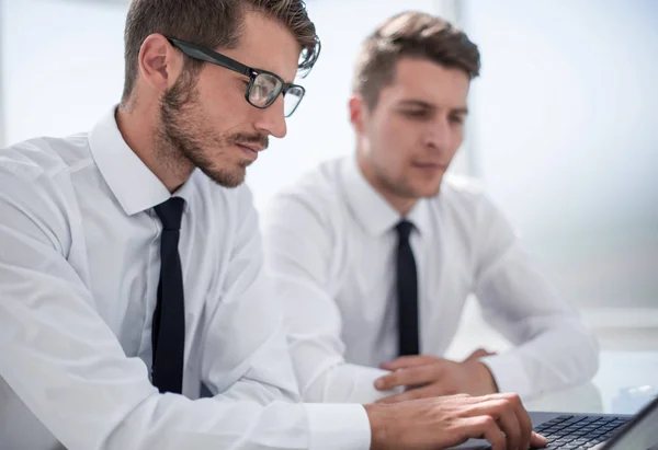 Två affärsmän som arbetar på en bärbar dator på bordet — Stockfoto