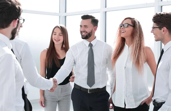 Apretón de manos de los socios comerciales jóvenes en la oficina . — Foto de Stock