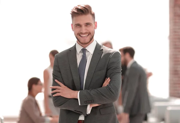 Hombre de negocios feliz de pie en la oficina moderna — Foto de Stock