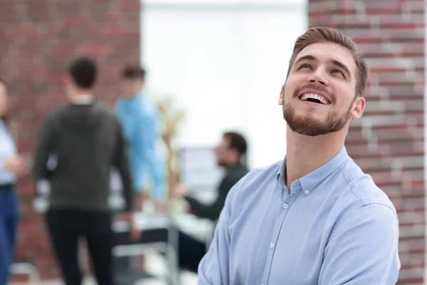 Homme joyeux souriant dans le bureau . — Photo