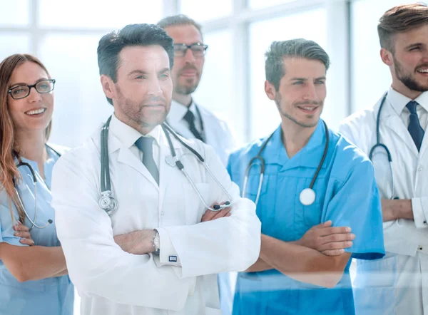 Grupa lekarzy, patrząc na pulpicie w sali konferencyjnej — Zdjęcie stockowe
