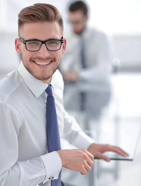 Close up.portrait of smiling businessman in the workplace — Stock Photo, Image