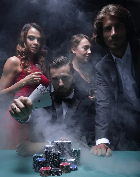 Koncentrovaná, muži a ženy hrají poker v kasinu — Stock fotografie