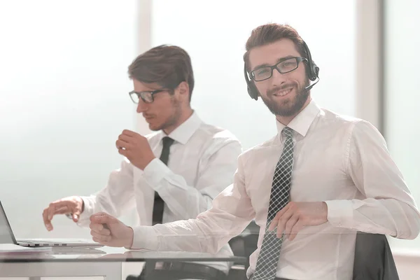 Manager mit Headset arbeitet in einem modernen Büro — Stockfoto