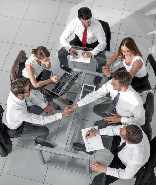 Business team bespreekt samen businessplannen — Stockfoto