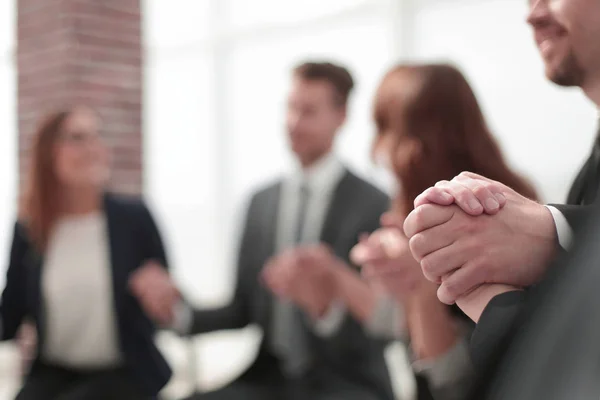 Bedrijfsgroep in een cirkel binnen hand in hand — Stockfoto