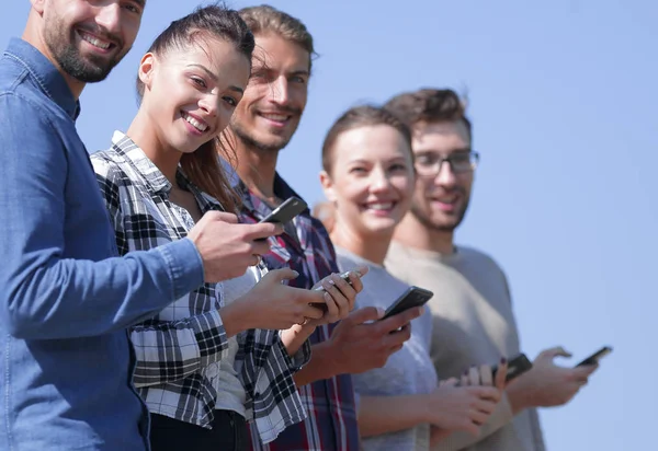 Grupo de jóvenes con smartphones modernos . — Foto de Stock