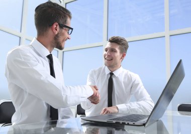 kendine güvenen iş ortakları el sıkışma Office