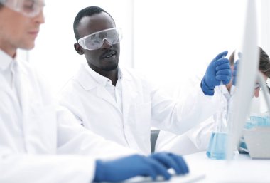 Grup veri girmek için bir bilgisayar kullanarak bilim adamı