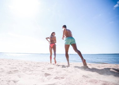 mutlu çift gün batımı, tatil tropikal plaj üzerinde çalışan