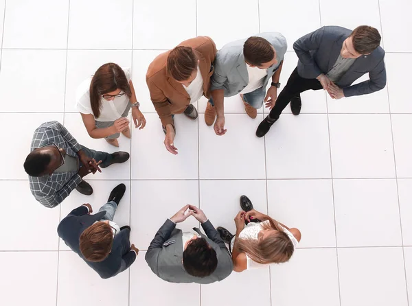 Top view.a grupo de funcionários de pé no lobby do escritório — Fotografia de Stock