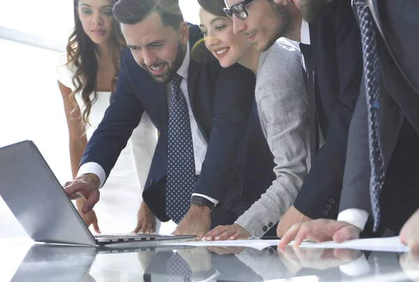 Equipo de negocios mirando la pantalla del ordenador portátil —  Fotos de Stock