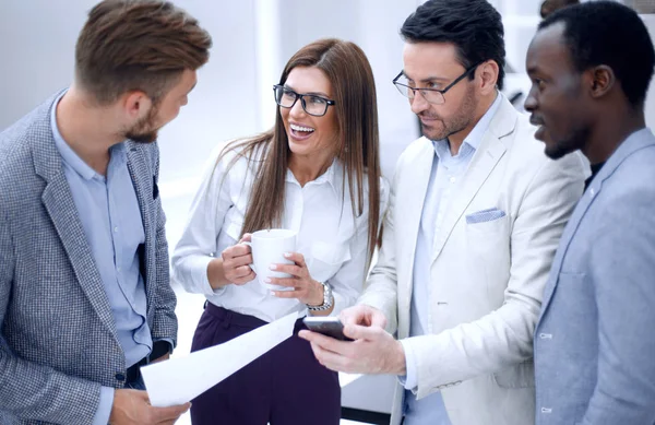 Stäng up.employees diskutera något stående på kontoret — Stockfoto