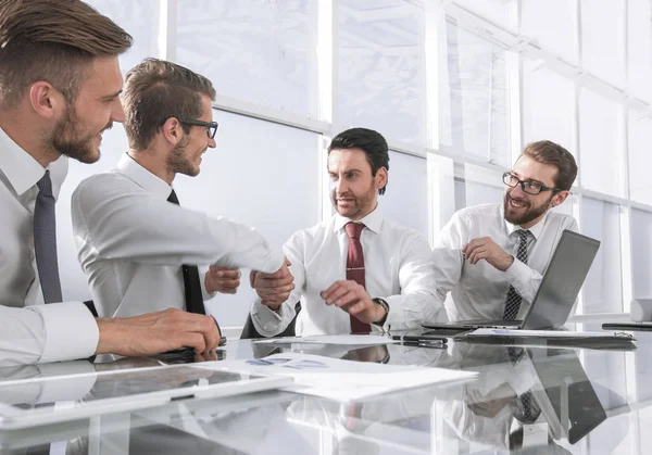 Equipo de negocios discute temas de negocios en la reunión de trabajo —  Fotos de Stock