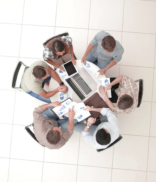 Övre view.business team diskutera ekonomiska frågor — Stockfoto