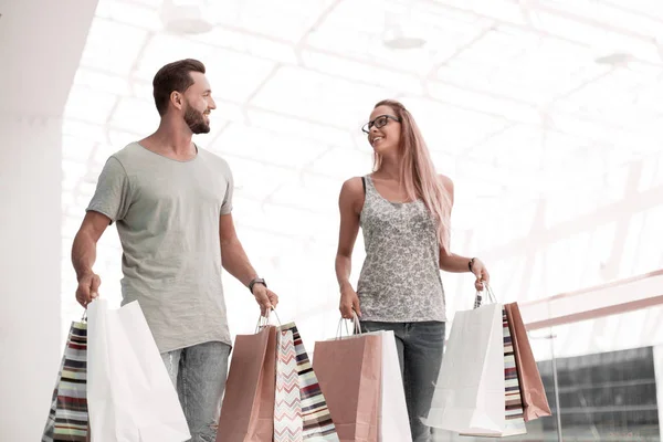 쇼핑 가방 행복 젊은 부부. — 스톡 사진