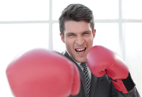 Hombre de negocios feliz en guantes de boxeo —  Fotos de Stock