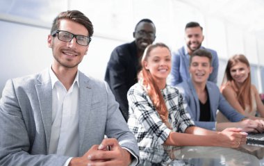Ofis çalışanları toplantısında masaya oturuyor