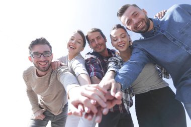 Üniversite öğrencileri ekip çalışması el kavramı istifleme