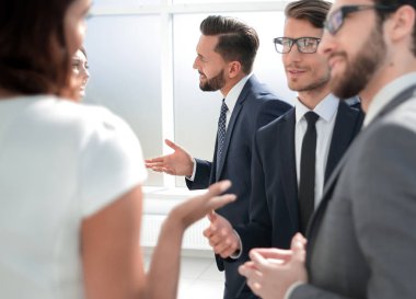 up.Business takım ayakta ofisinin lobisinde kapatın