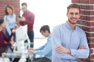 Yakışıklı, kendine güvenen bir iş adamı portresi..