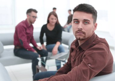 İşletme takımının arka planında çalışan