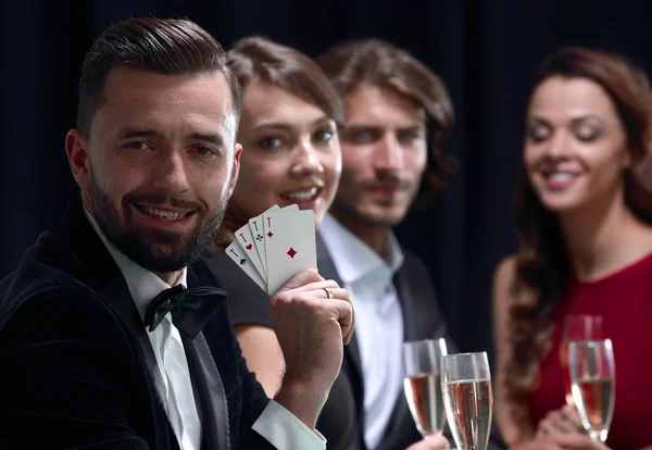 Knappe man spelen in casino — Stockfoto