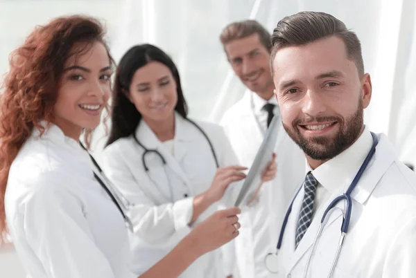 Portret van leeftijd mannelijke arts medische studenten onderwijs. — Stockfoto