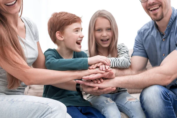 Familia unida mostrando su unidad — Foto de Stock