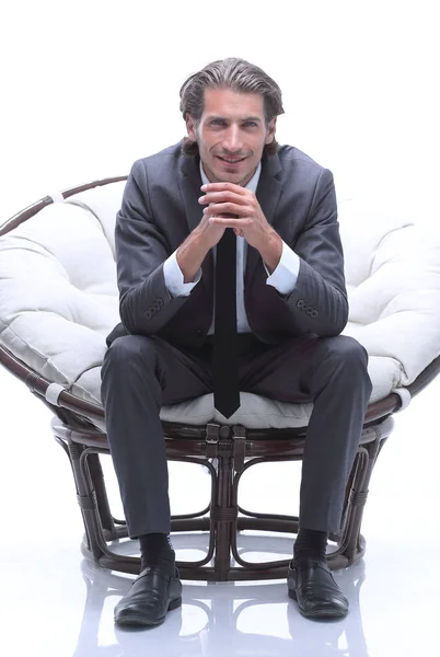 Бизнесмен сидит в удобном большом кресле — стоковое фото