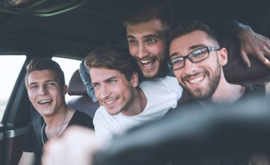 Bir araba kiralama ve bir yere sürüş arkadaşlar