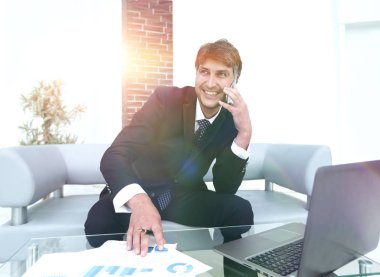 İş adamı, bir ortakla mali sorunları tartışıyor