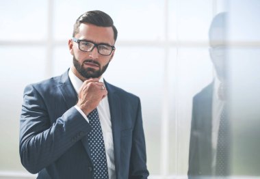 office windo arka plan üzerinde emin iş adamı