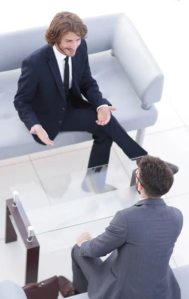 Dois empresários discutindo no local de trabalho — Fotografia de Stock