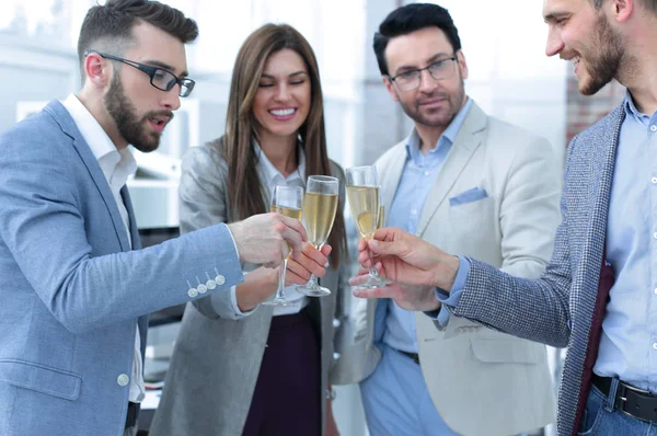 Up.glasses van champagne in de handen van het bedrijf-team sluiten. — Stockfoto