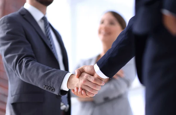 Üzleti partnerek kézfogásának közelsége — Stock Fotó
