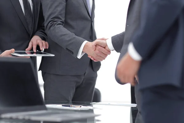 Business partners handskakning med sina kollegor. — Stockfoto