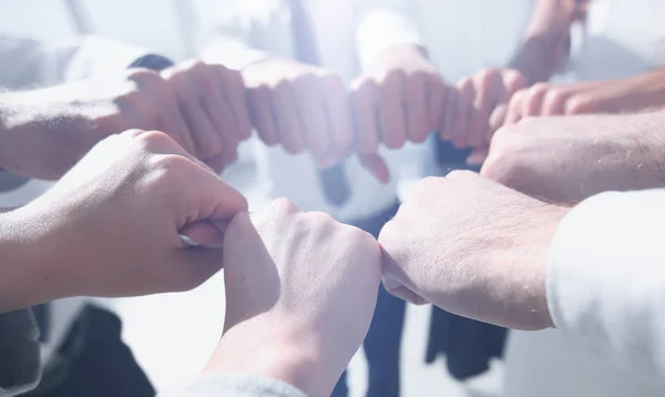 De cerca. equipo de negocios formando un círculo, de sus puños — Foto de Stock