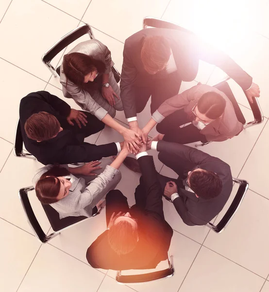 Top view.un grupo de empleados con las manos juntas — Foto de Stock