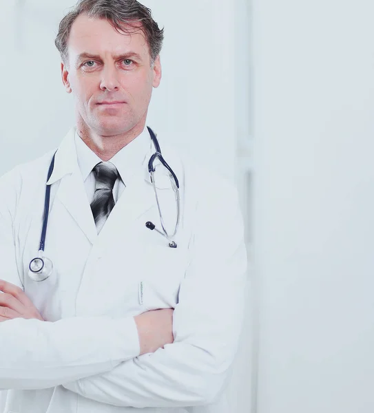 Selbstbewusster erwachsener Arzt blickt in die Kamera. — Stockfoto