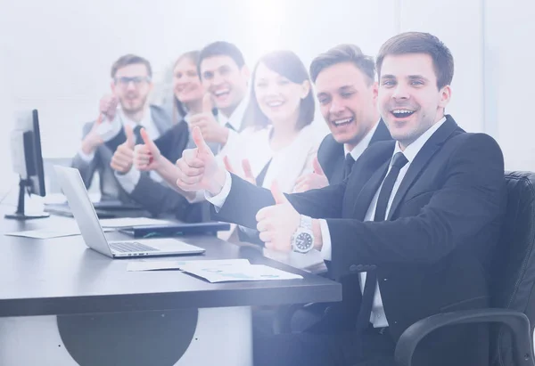 Sucesso em business.close-knit equipe de negócios segurando polegares para cima — Fotografia de Stock