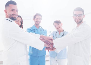 Doktor beyaz bir arka plan üzerinde başarılı bir grup arka plan görüntüsü