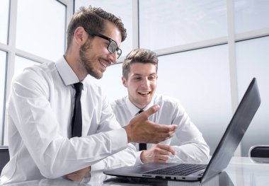 Meslektaşlarım masaya oturun ve konuşun.