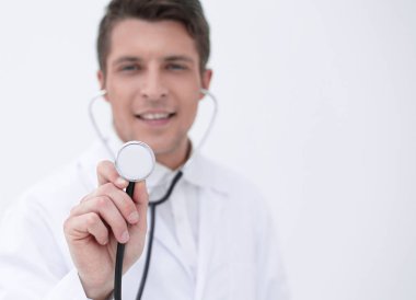 Gülümseyen doktor steteskop gösteriyor.