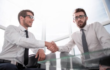 karşılıklı iş adamları iş merkezi lobide oturan