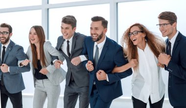 yakın çekim. iş takım birlikte ayakta eğlenceli