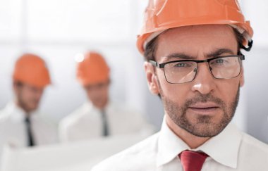 up.Portrait bulanık arka plan üzerinde emin mimar kapatın