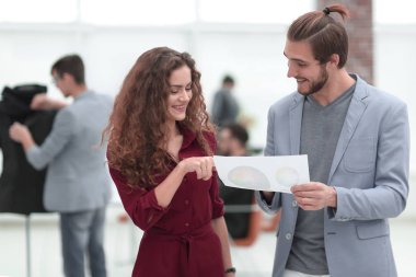 yaratıcı bir office belgesinde tartışırken çalışanlar