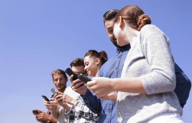 Ağ aramak için akıllı telefonlar kullanan gençlerin