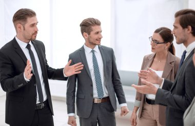 çalışan fikirlerini meslektaşları ile paylaşır.